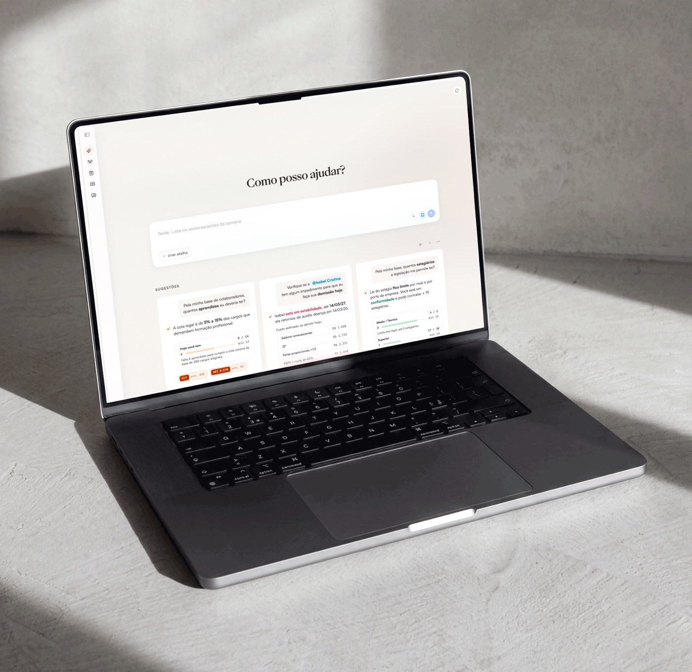 Tako Payroll num notebook, com o campo "Como posso ajudar?" e sugestões sobre cota de aprendizes, estabilidade e limite de estagiários, cada uma com o artigo da lei