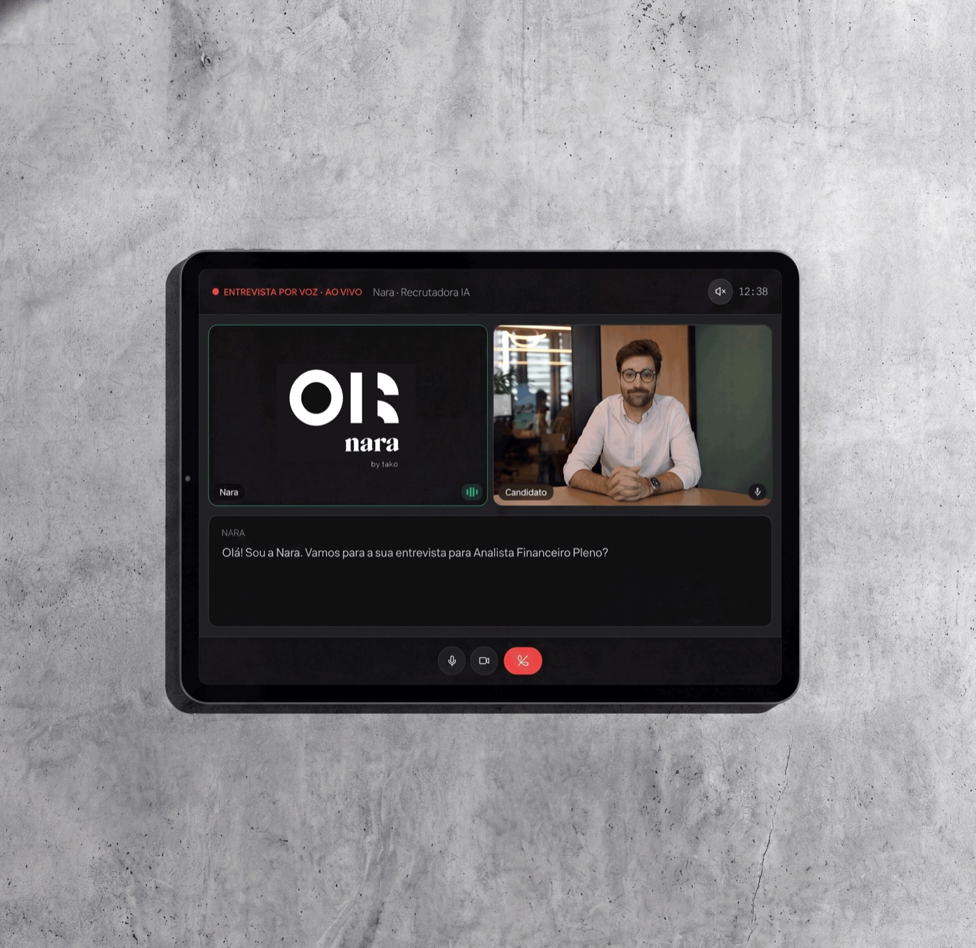 Entrevista por voz do Tako Recruiter num tablet: a Nara conversando ao vivo com um candidato, com a transcrição na tela